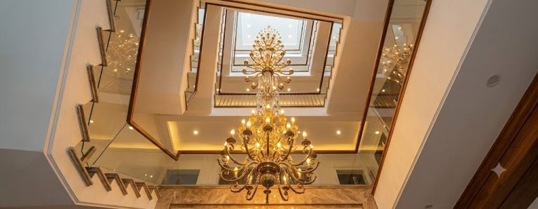 Đèn chùm thông tầng nhiều lớp treo dọc giếng trời cầu thang đang bật sáng